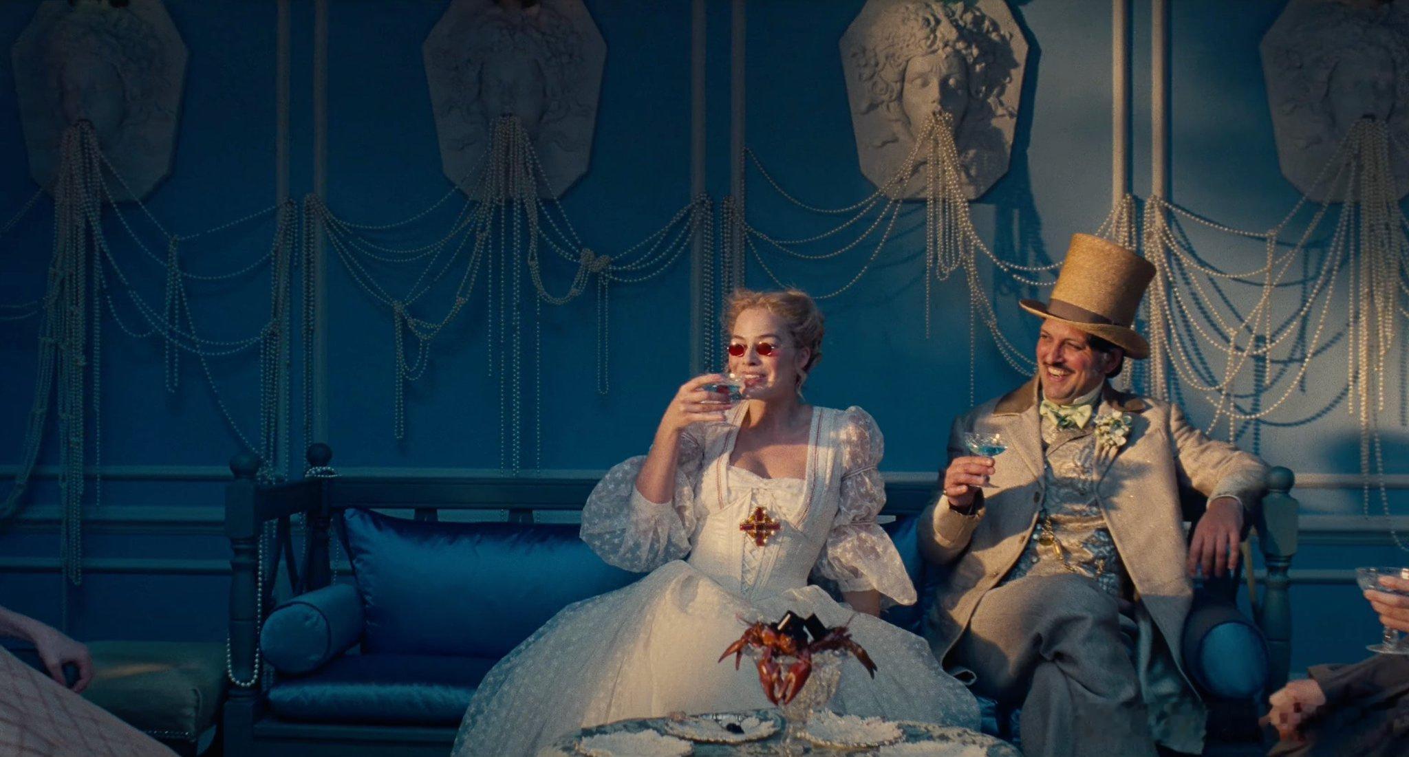 目前北美已经有一些提前看过《呼啸山庄》的影评人都给了极高的评价：“埃莫拉尔德·芬