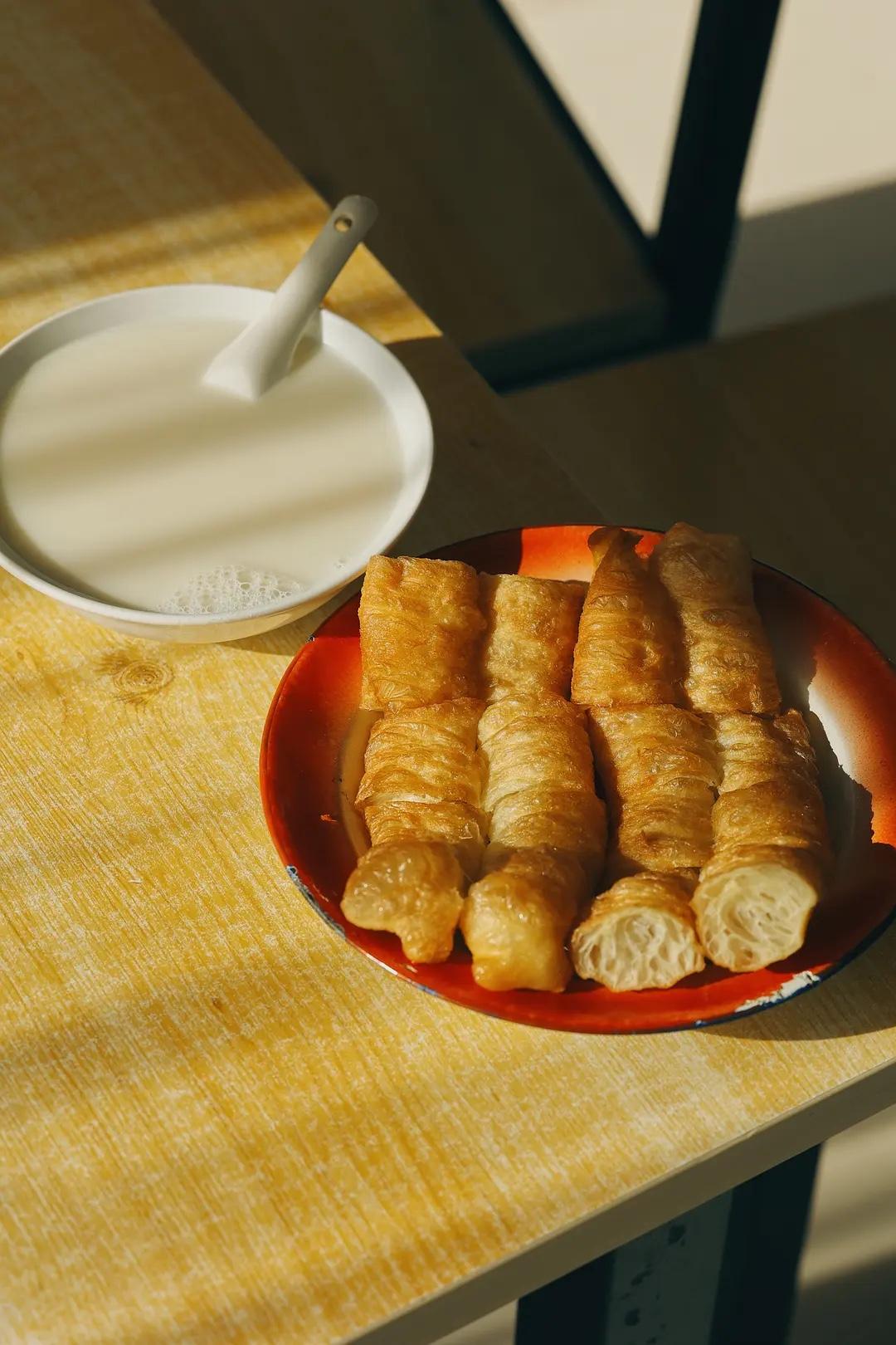 眼下的社会，大家都活反了，处处可见：

1、应该拼命玩耍的孩子们，作业如山；
