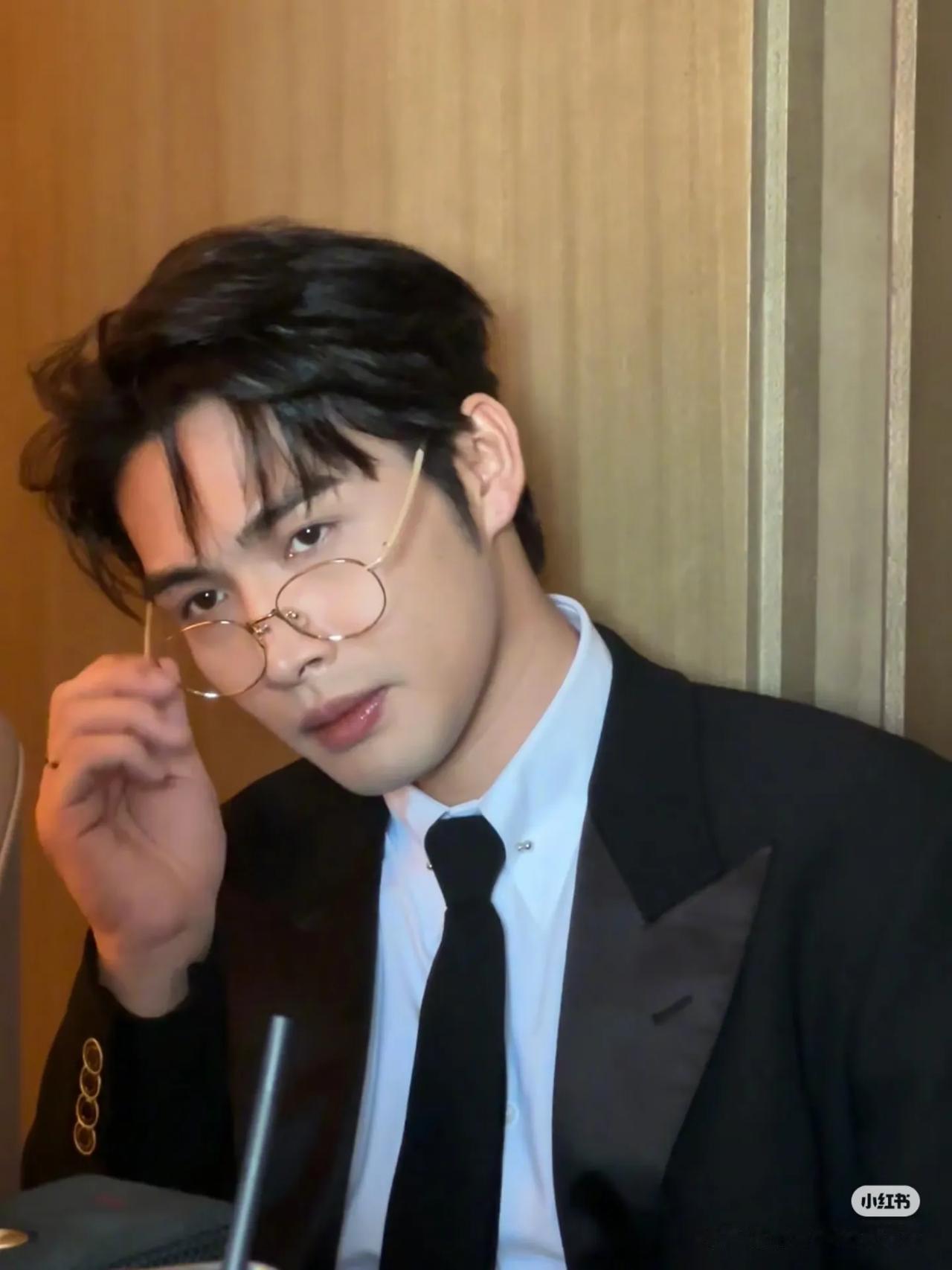 你怎么看张彬彬 
张彬彬是个很有魅力的演员。从他演的离镜就能看出来，把那种高冷霸
