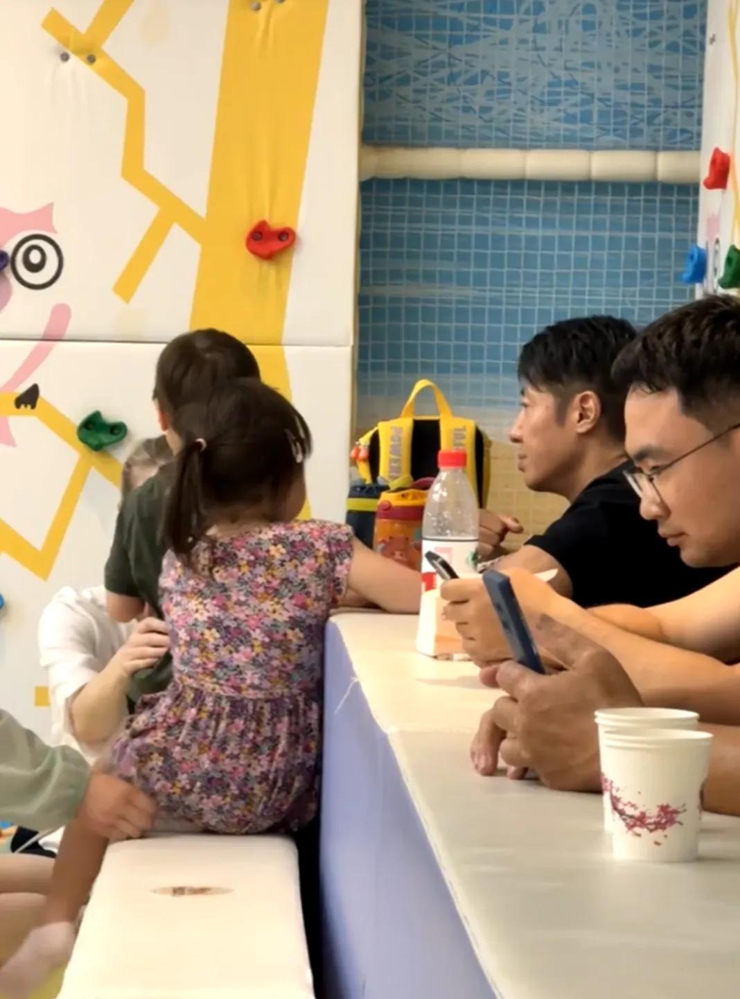 三亚美高梅酒店儿童乐园偶遇撒贝宁一家
撒贝宁带着孩子一起玩
明星私下看起来和普通