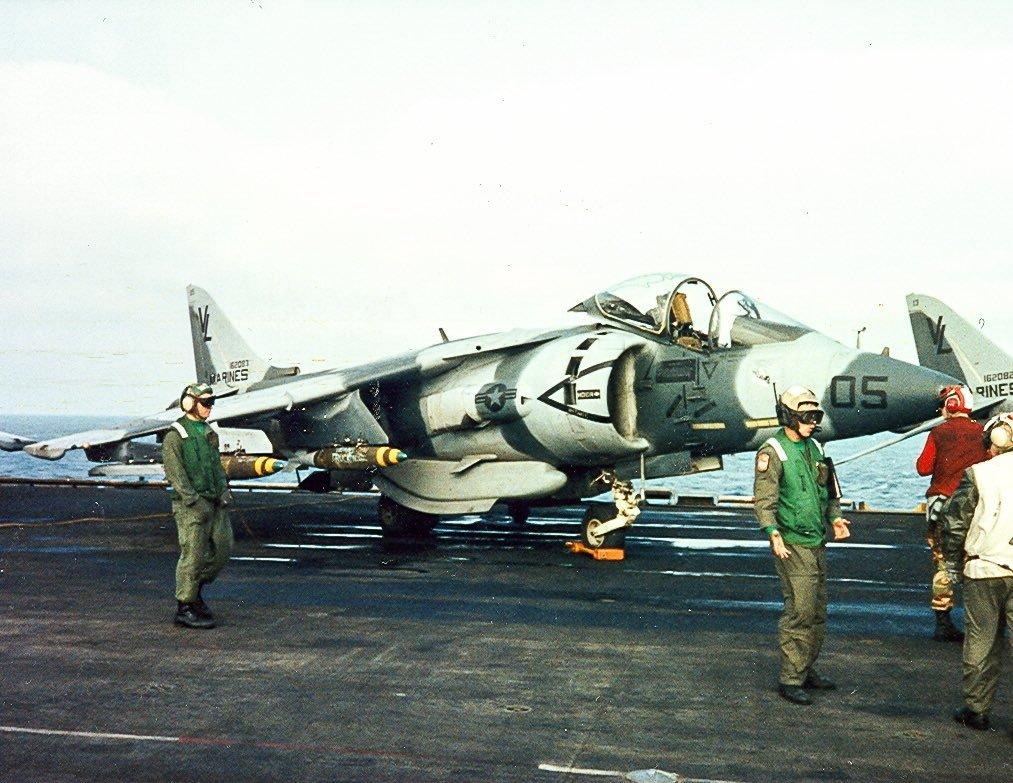 美国海军陆战队 VMA-331 BUMBLEBEES 攻击中队的一架麦道 AV-
