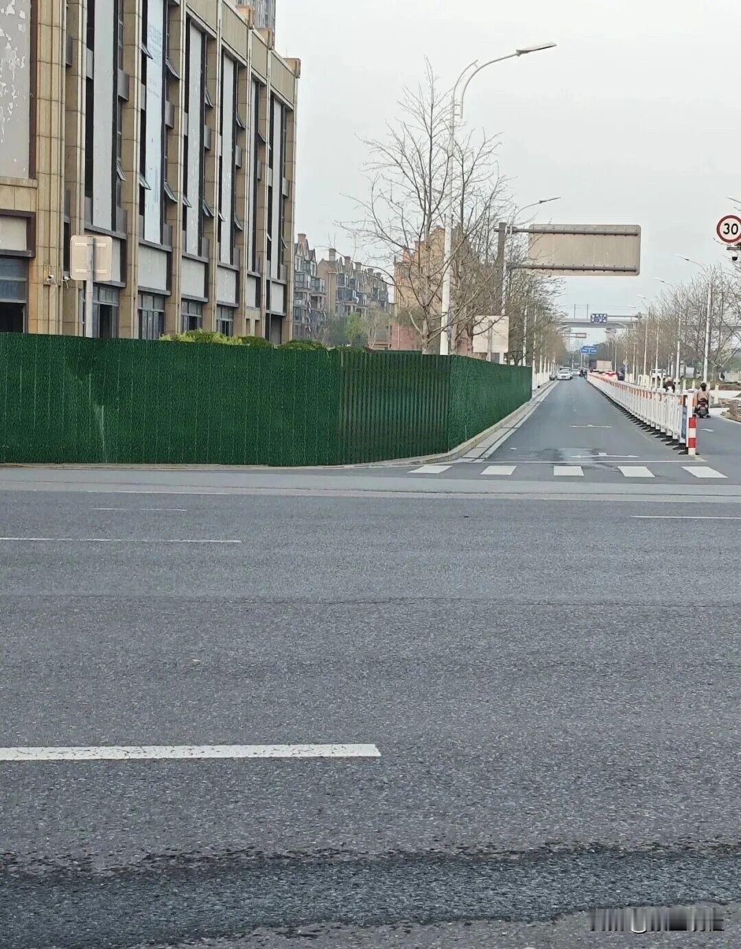 【盐城城北这个工地，把人行道和盲道都围起来了】
最近有城北的网友投稿：说是新洋开