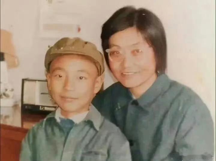 如果你经常看央视新闻联播，应该能认出照片上的这个小男孩，是现在的谁？ 
