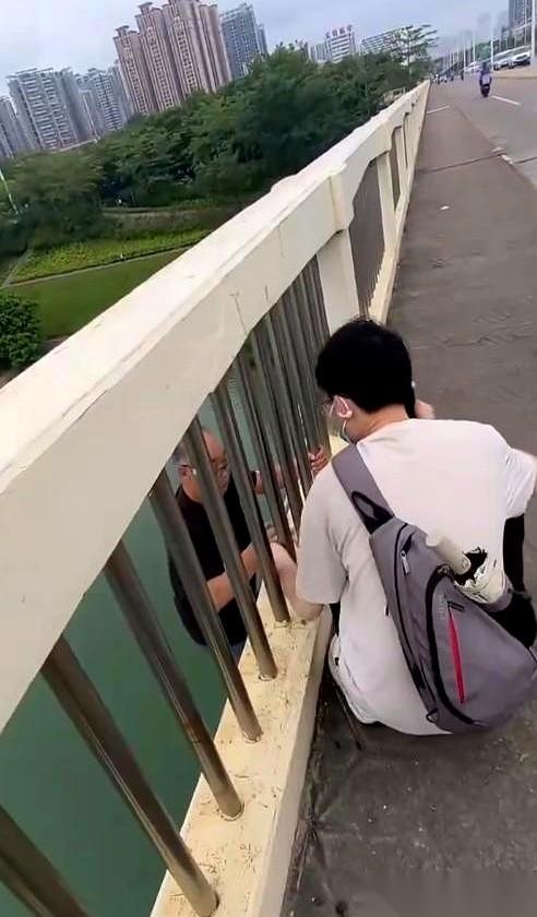 一个老人家，病了，站在南宁的桥上，不想活了。
就因为觉得自己是个累赘。
这三个字