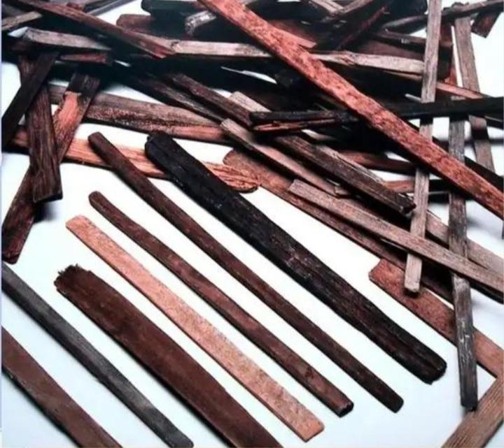 美国在1935年实现全民使用卫生纸，各个农村都停止使用木片、竹片、树皮、树叶、草