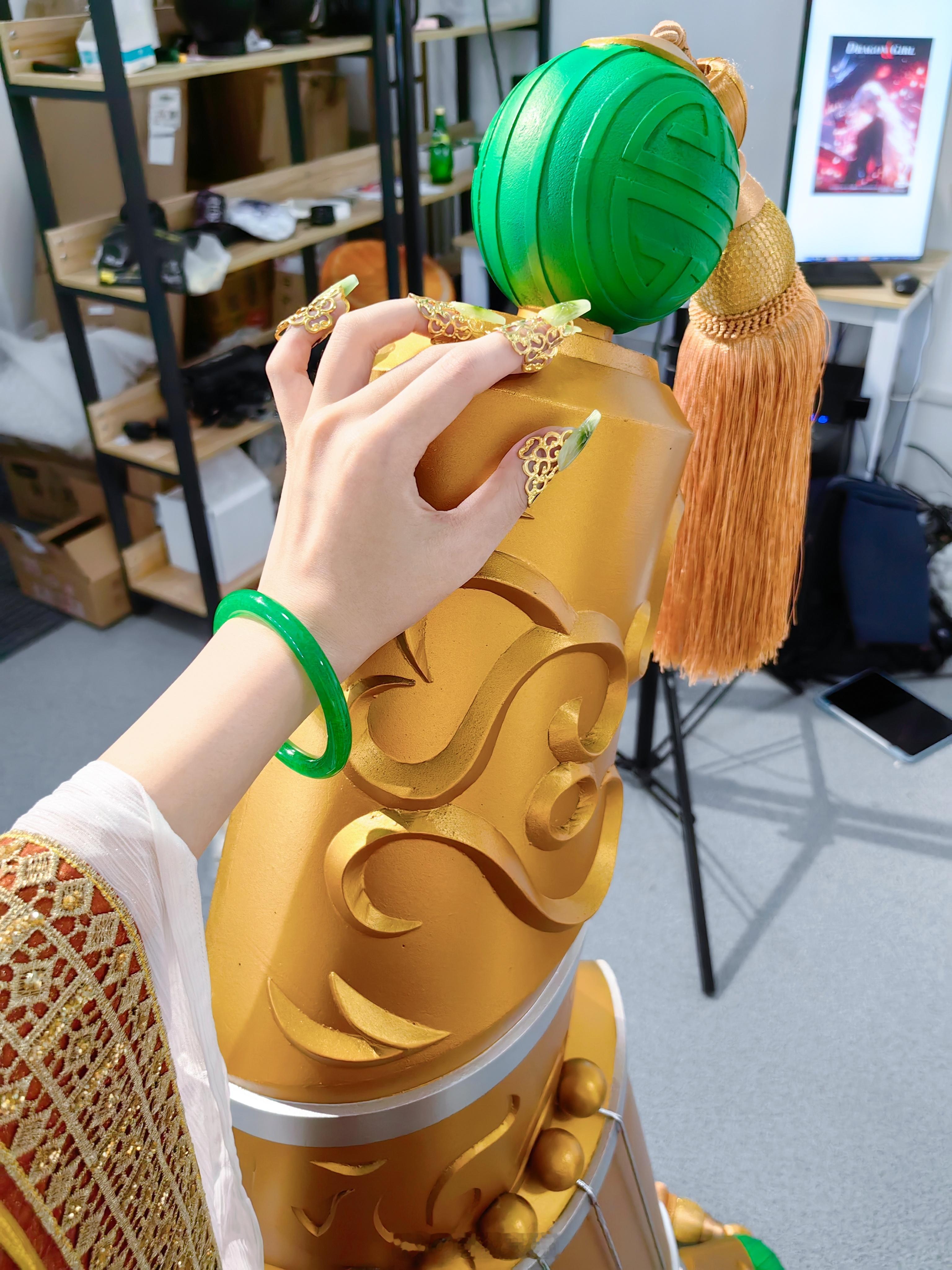 #英雄联盟[超话]##cosplay# 看道具 猜英雄 猜皮肤～[举手]【提示：