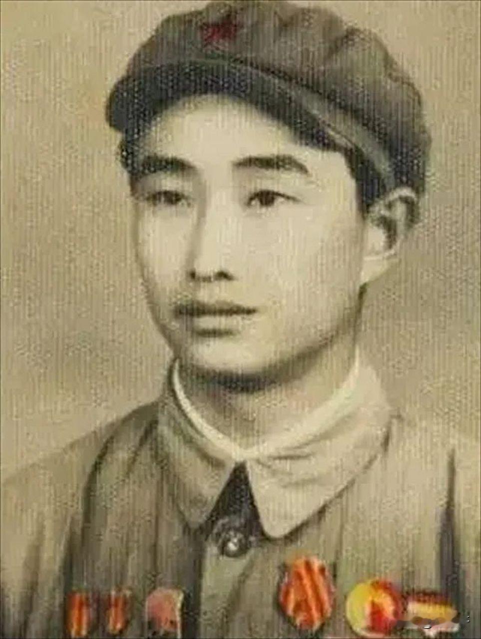 1943年，日军空袭，小战士宋岭春仰面躲在草丛中，看着距离不到100米的敌机，他