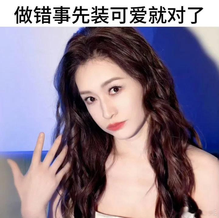 李小冉被绊一下之后的反应到底谁能懂这个李小冉有多萌啊！李小冉没有不平地摔的义务孩