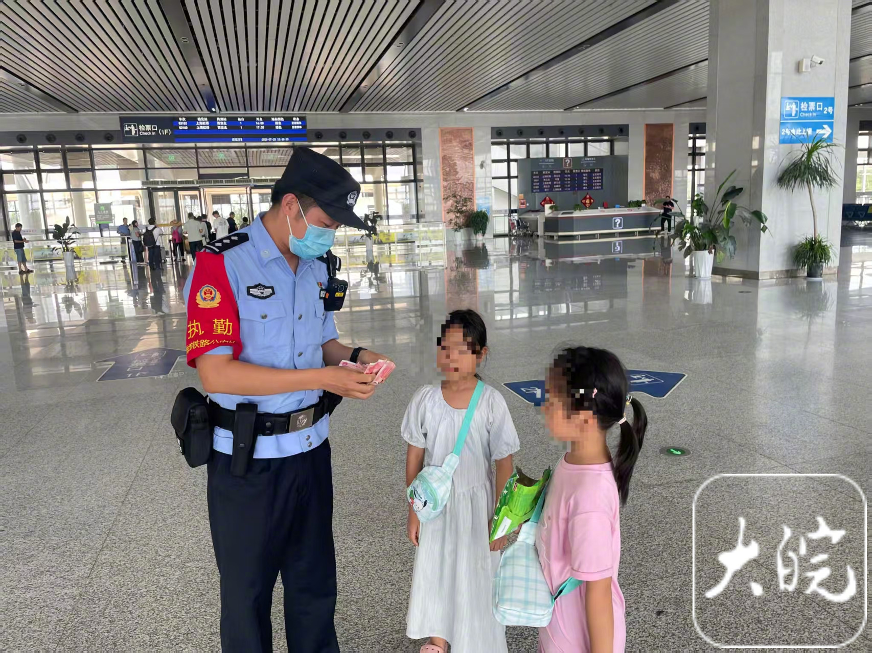 【#女童候车捡到千元现金主动上交民警#】7月25日，太和东站候车大厅内，两名小女