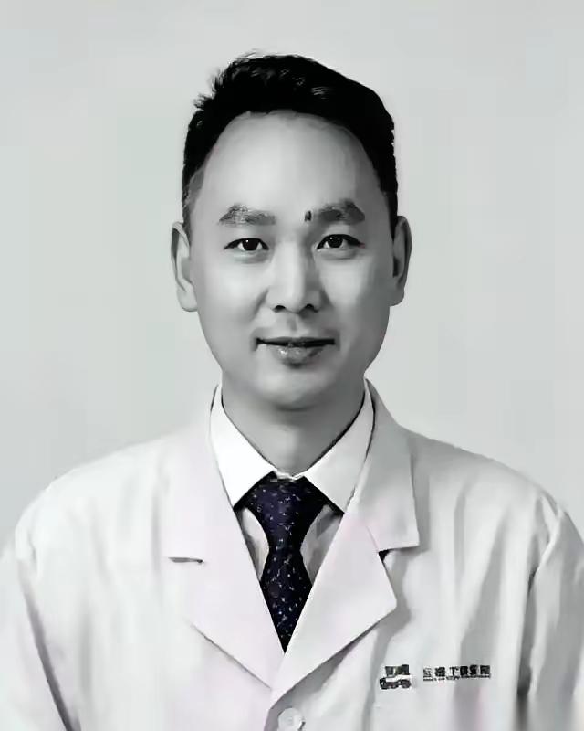 重庆44岁的医院副院长，高速上车辆撞上隔离带，人一点伤都没有。本来只是一场小事故