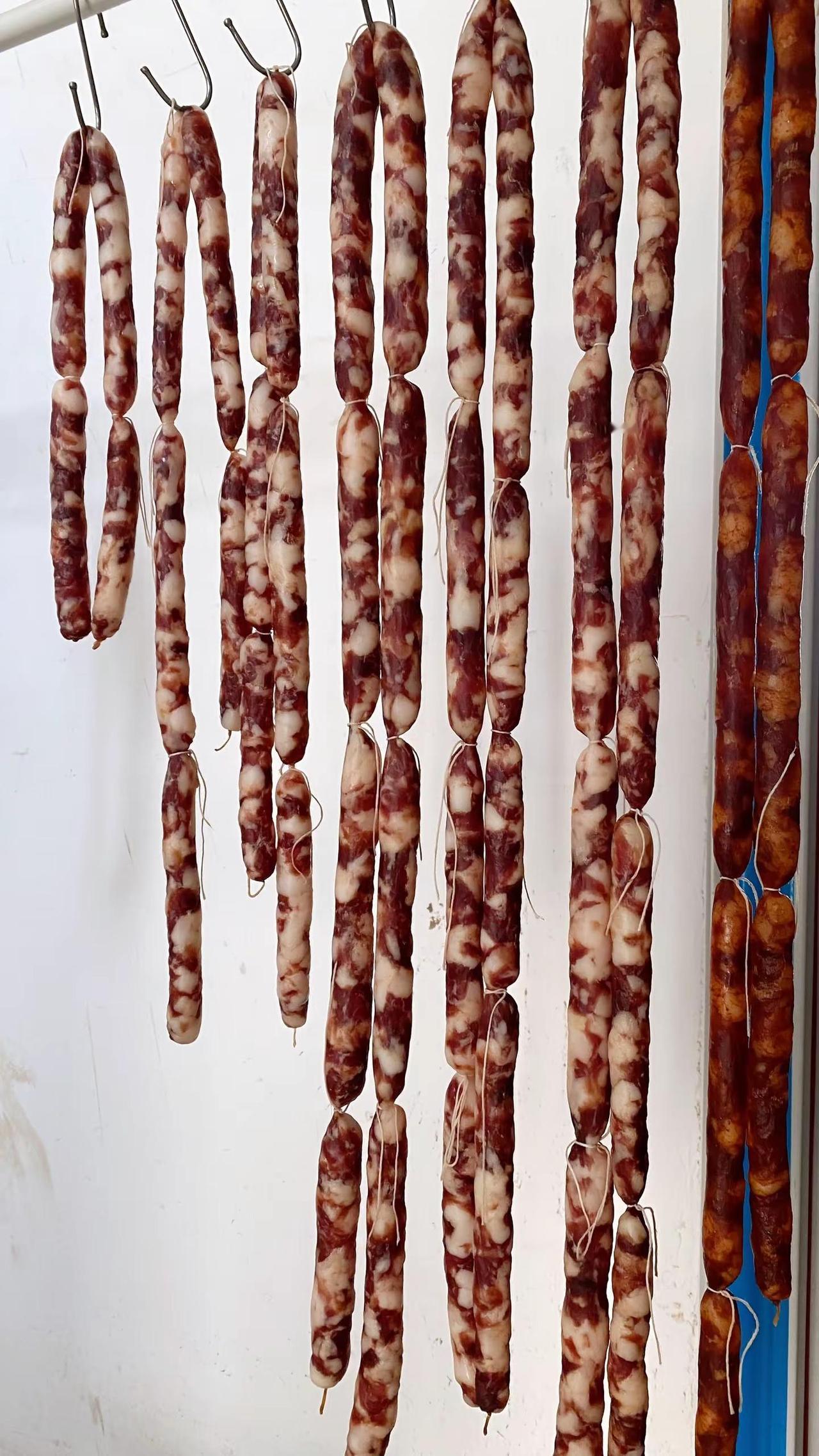 迷人的广式小甜肠。配比：5斤肉的量，盐40克，糖200克，味精10克，酱油20克