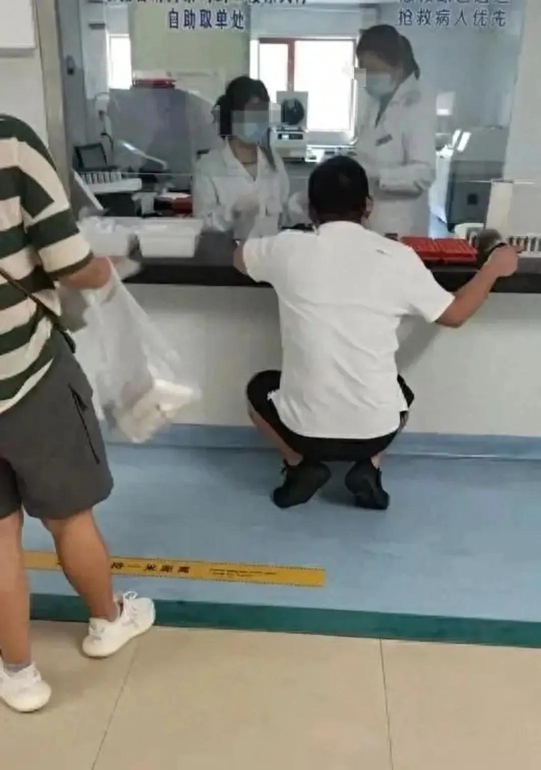 山东威海妇幼保健院现“丁义珍式”窗口，医院门诊部回应，确实缺少人性化，马上加装对