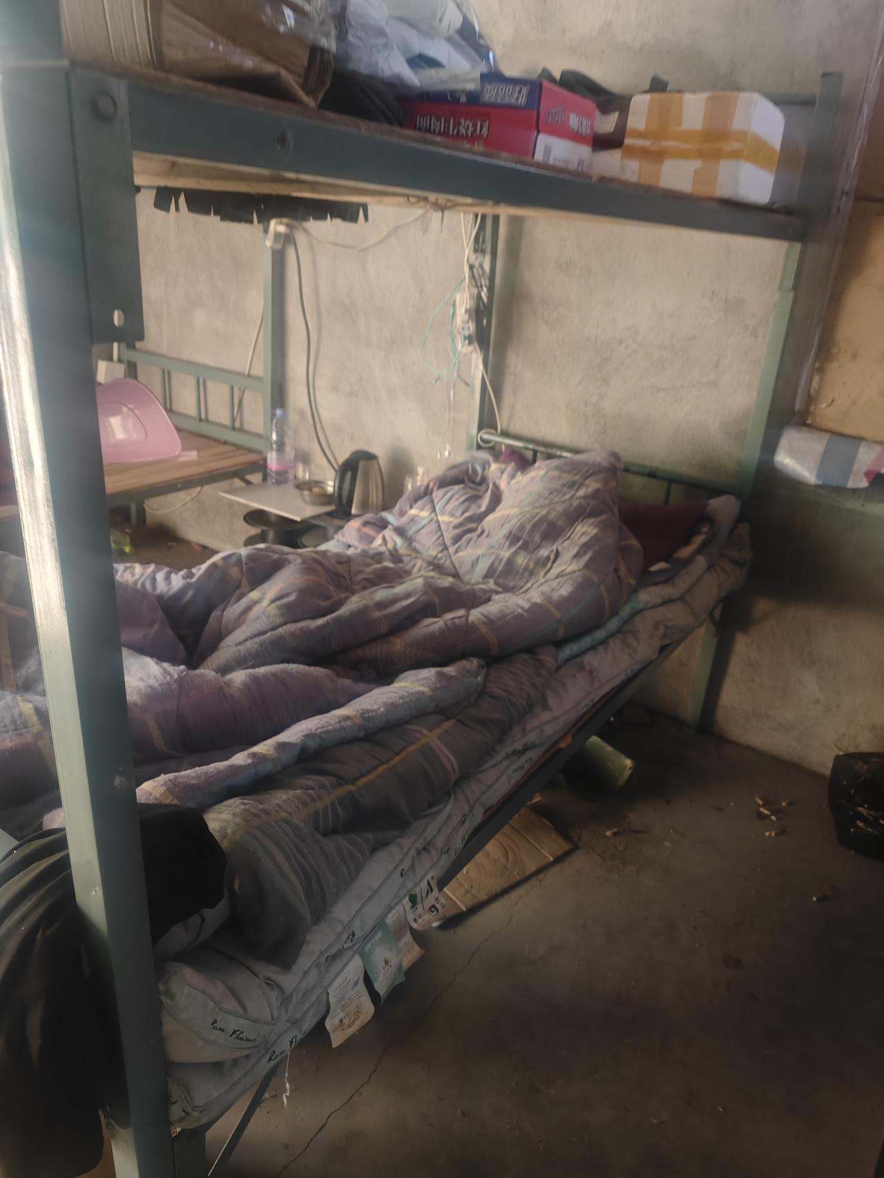 老王蹲在工棚角落，把那双开胶的解放鞋扔进了垃圾桶。

他算完工钱，明天就回老家。