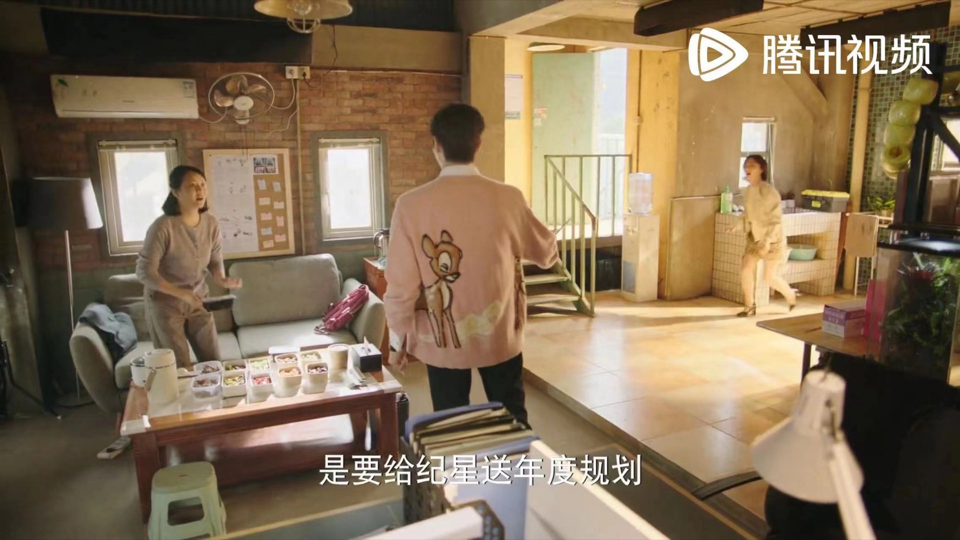 💖#韩廷也是粉色娇嫩上了# 鹅家的#你比星光美丽#，韩廷穿上粉色毛衣，简直是萌