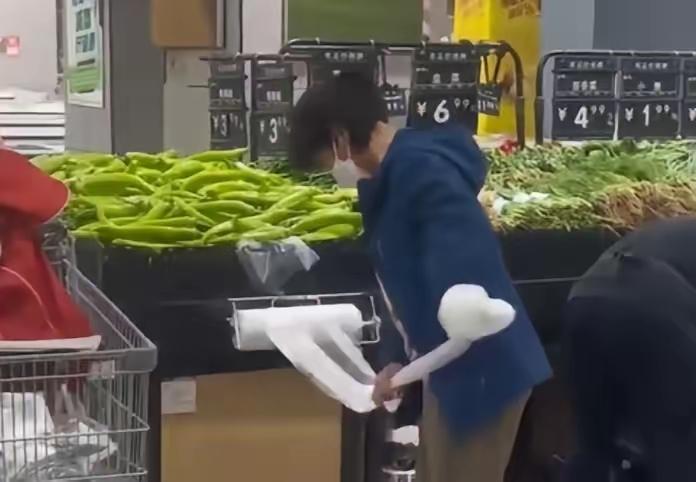 真的是败给她了
天天买个几块钱的小菜
还得偷十几个包装袋
真让人瞧不起这样的人