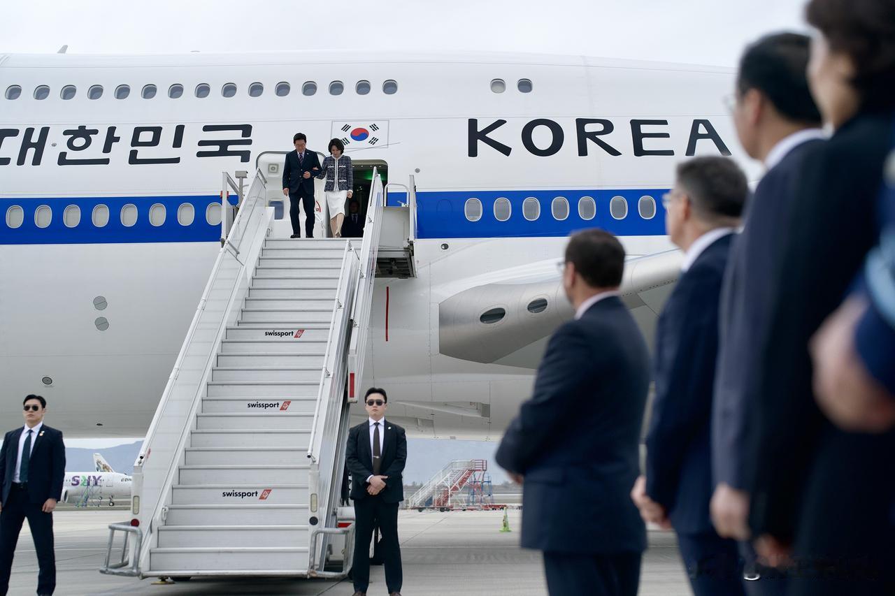韩国总统警卫处，照着美国学走路。韩国总统李在明继续南美之行，离开巴西飞抵智利。下