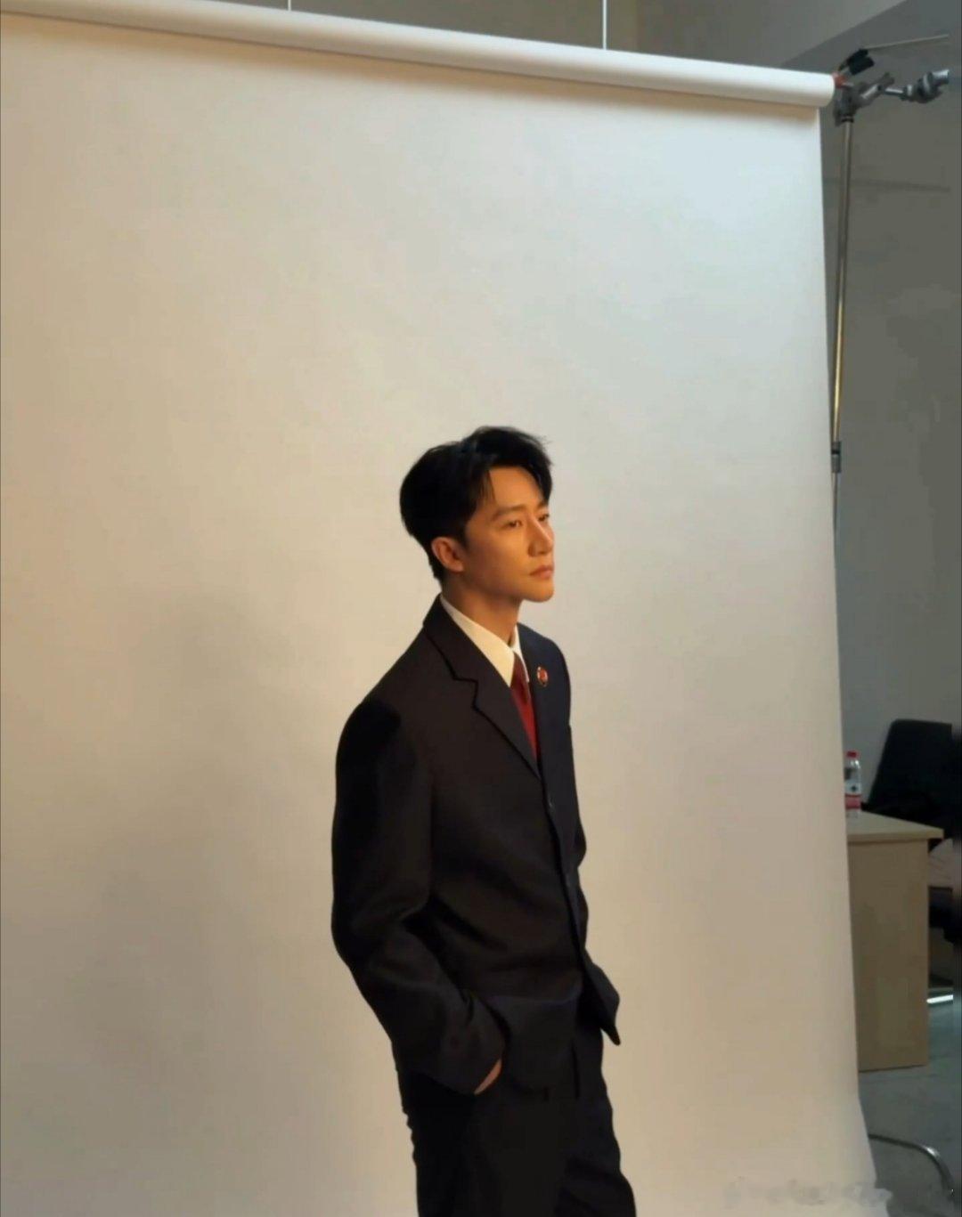 黄轩瘦到61.9公斤黄轩坚持健身减重到61.9公斤，全身心贴合《未检之名》体制内