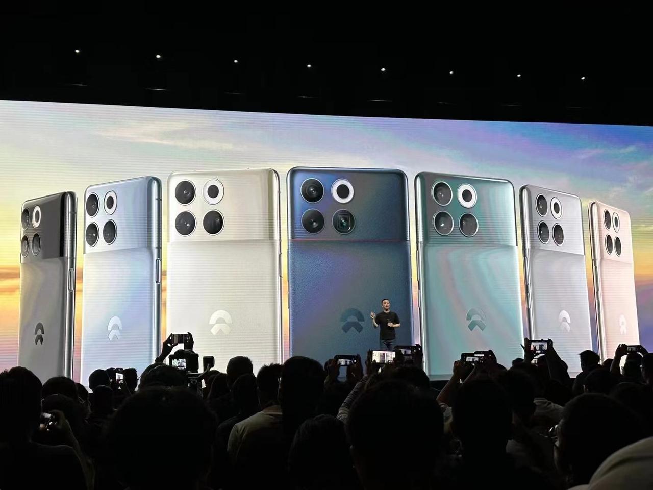 蔚来首款手机是真的敢定价啊！直接6499元起，看来是要对标华为、苹果？


那么