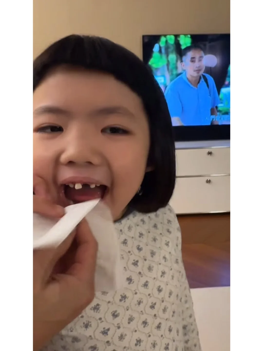 李璨琛徙手帮爱女剥牙！6岁Lucy好勇敢