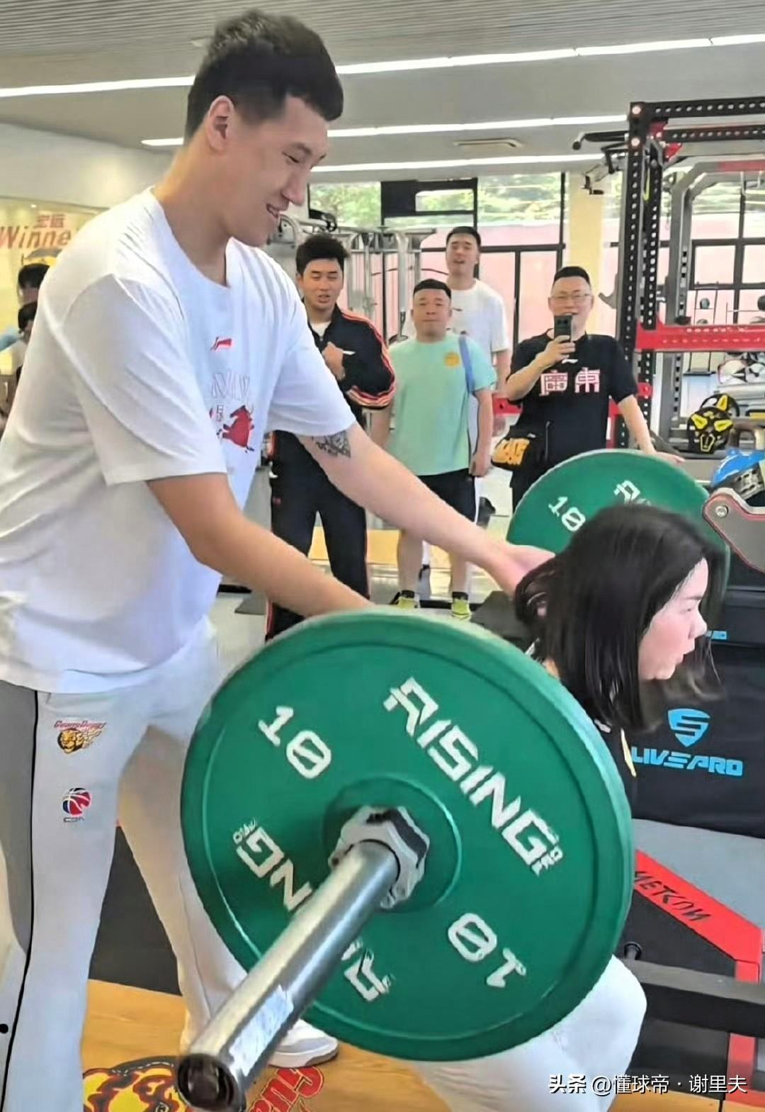 3.8妇女节，广东宏远球员慰问妇女，杜润旺、张文逸、杨溢和女粉丝们双向奔赴，杜润