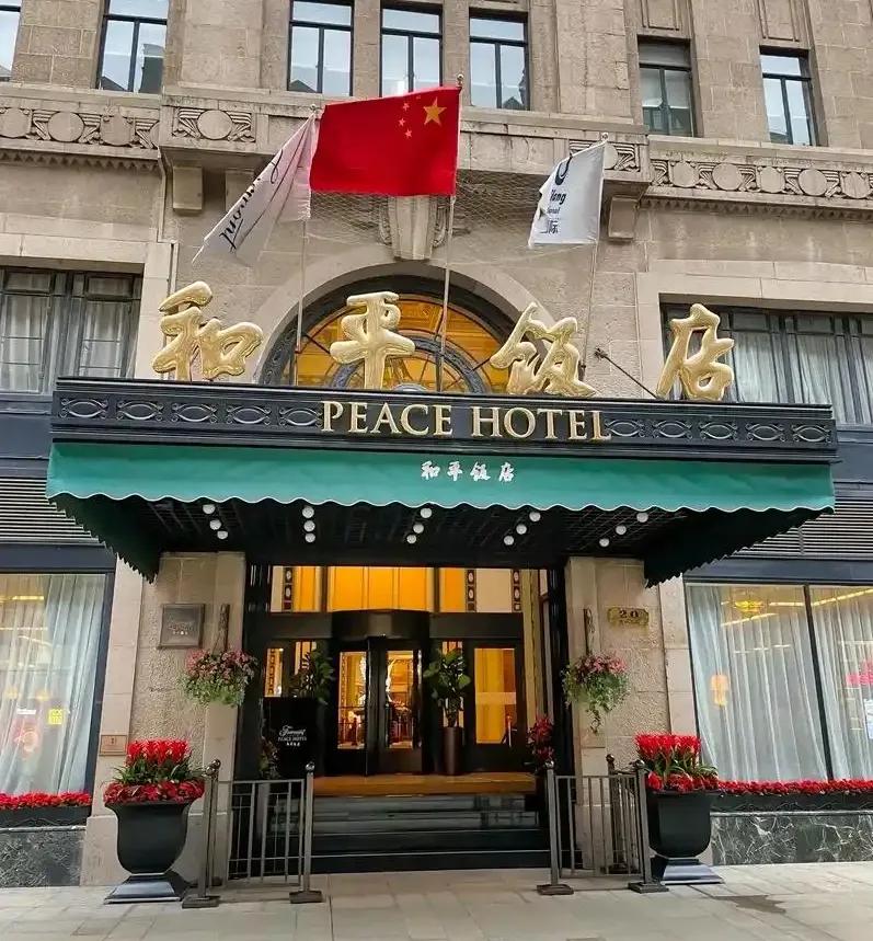最近，上海和平饭店50块钱一杯的可乐火了，上海市黄浦区市场监督部门回应，50块钱