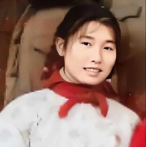 1973年，女知青黄丽萍携农村丈夫回宁波父母家，一进门，丈夫看到墙上挂着的照片大