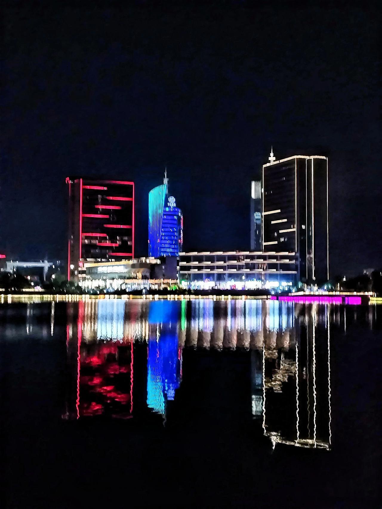 今晚运动健身在玉龙湖公园，夜晚灯光映照下的美景。