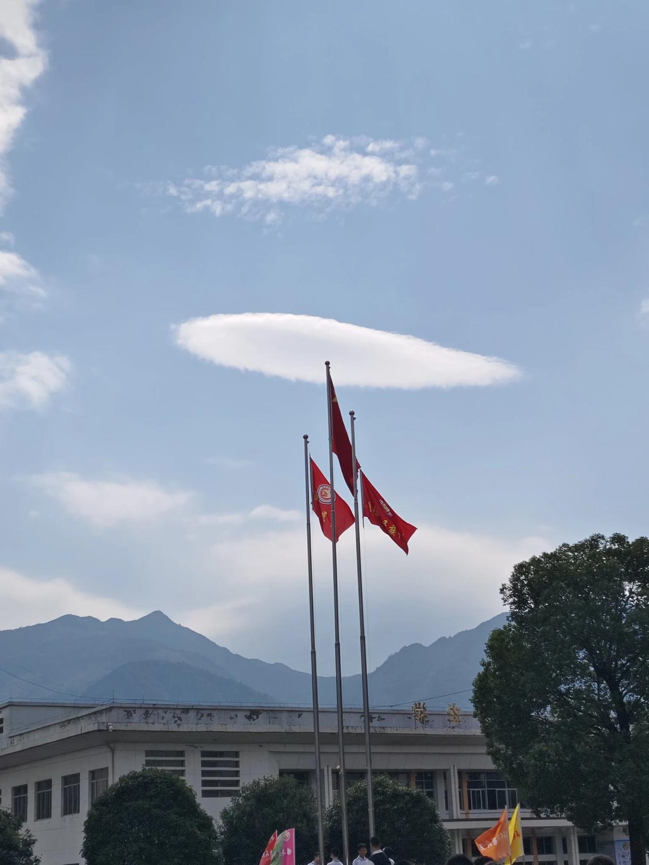 升国旗，奏国歌，庄严的升旗仪式！飘扬的国旗，跃动的心灵！