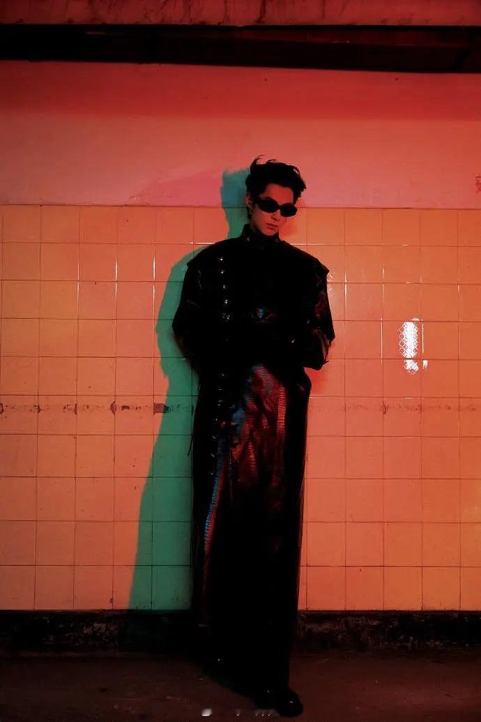 王鹤棣湖南卫视跨年出图，这是皮衣大佬吧 