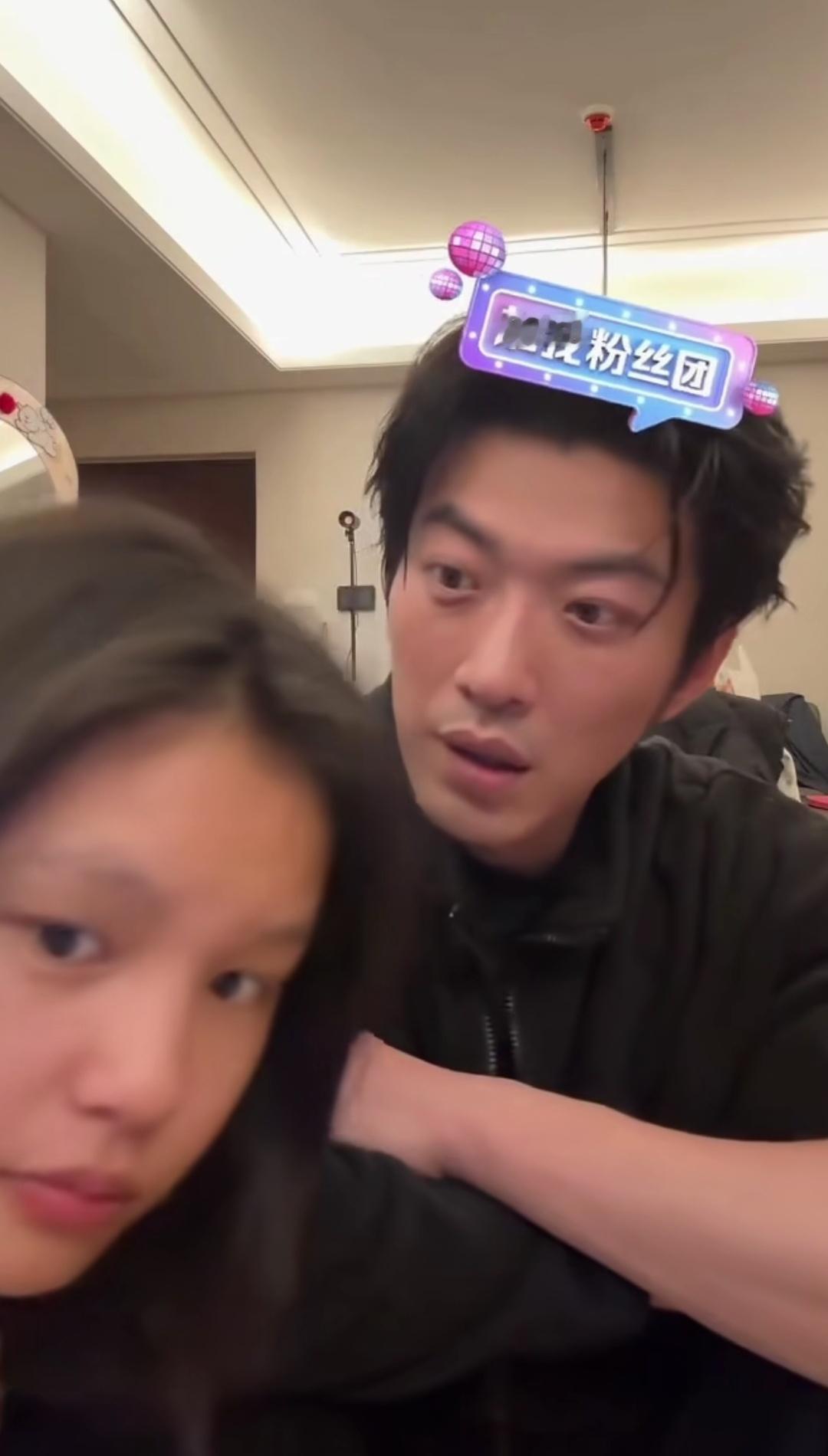 杨咩咩和于龙素颜的样子也很耐看！我说的！[祝福]