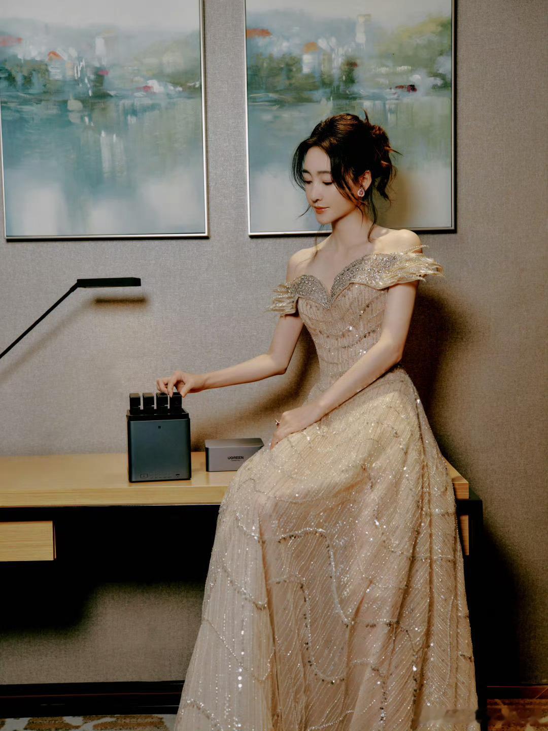 王丽坤金色流沙抹胸长裙 鎏金质感抹胸长裙太适配王丽坤，细碎闪片如流沙覆身，一字肩