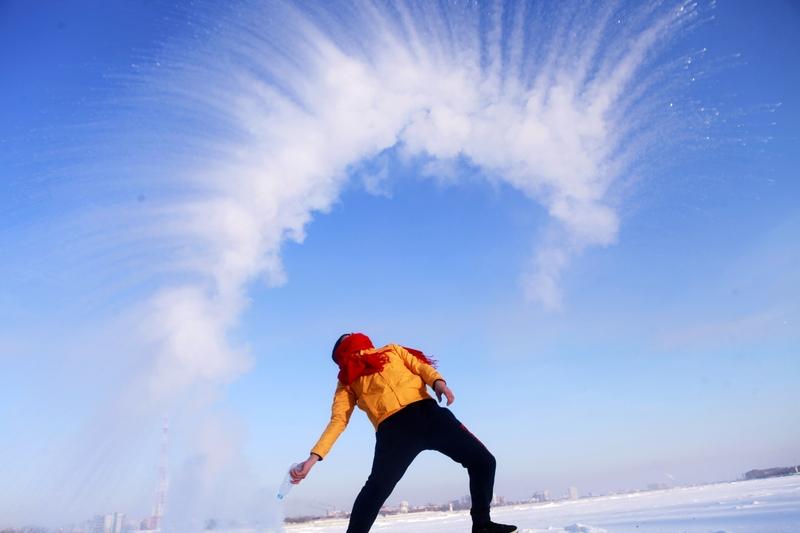 用一句话来形容东北的冷泼水成冰。