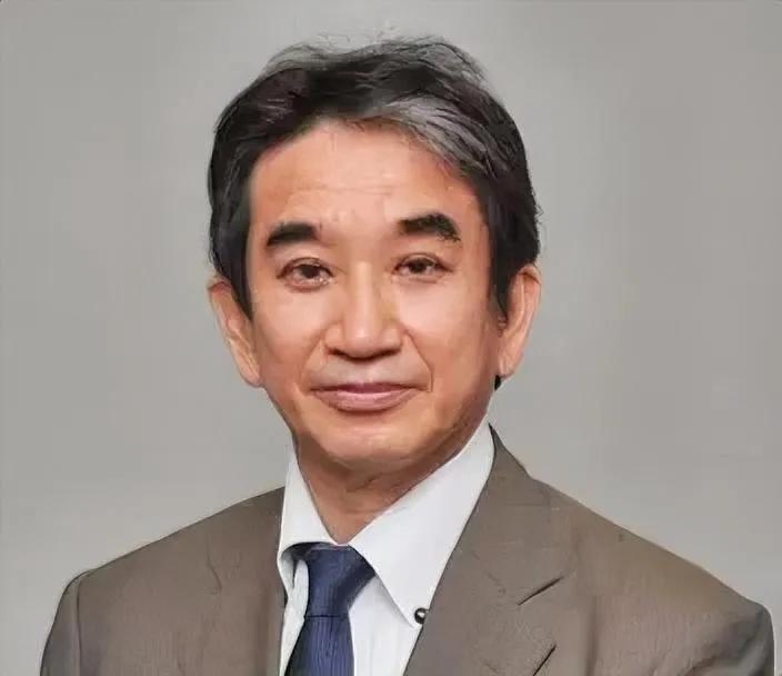 日本前驻华大使垂秀夫说，“中国现在太强大，日本打三拳，中国能还三十拳。我们必须效