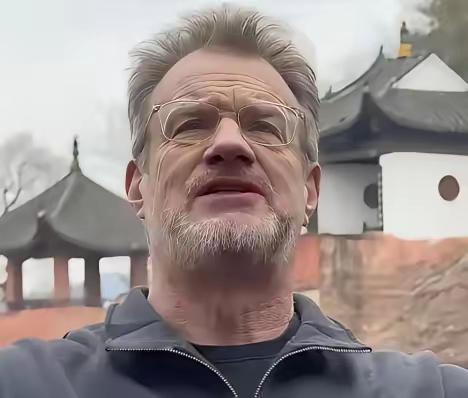 认识照片中这位老人的读者，年龄应该都不小了吧？
他叫马克·亨利·罗斯韦尔，加拿大