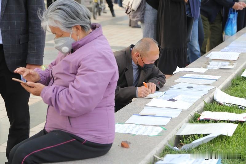 过年相亲经历大年初三，母亲把我拽进茶馆，说对方是“稳重的工程师”。他穿卡其色大衣