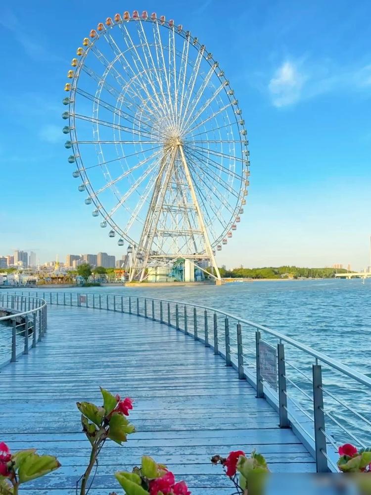 你敢信？昨天刷到个相亲订婚宴，男女碰个胳膊就弹开，这破场面我在顶流CP颁奖礼上见