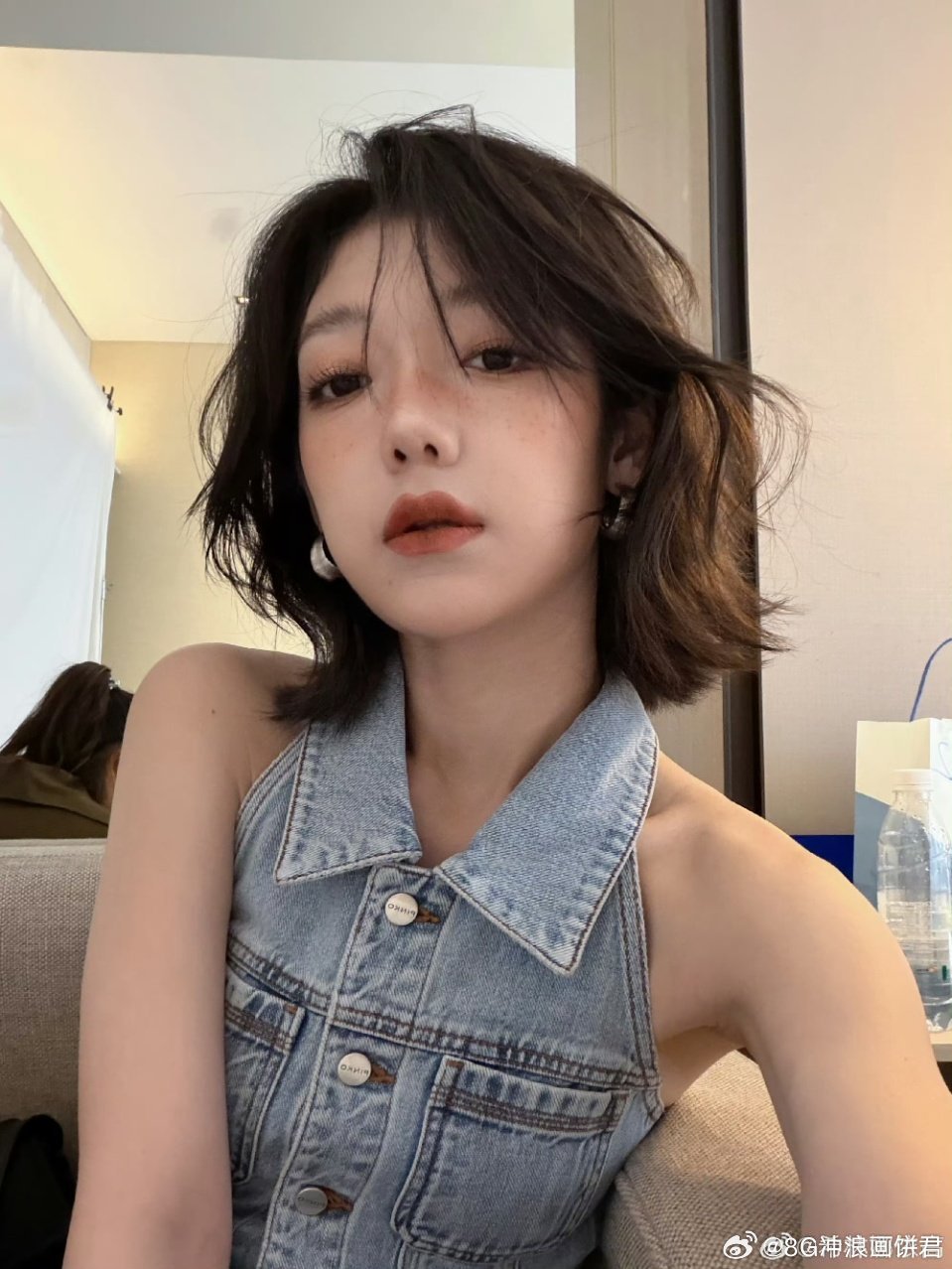 希林娜依高度假包里拿出了馕希林娜依高新疆人属性大爆发 谁度假包里藏个馕啊？希林娜