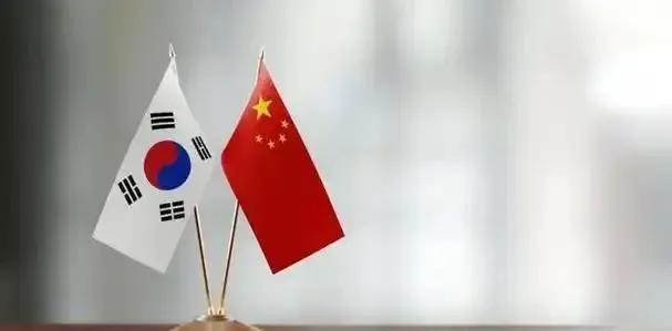 一个韩国网友问中国人：现在首尔正在举行史上最大规模的“反华游行”，为什么中国一点