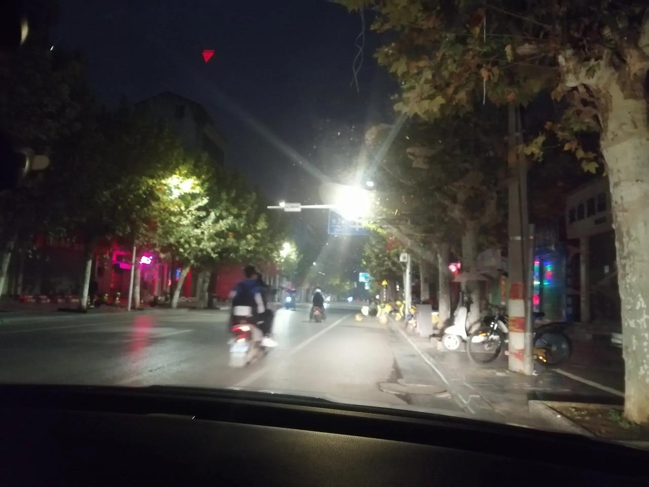 周六的早晨，依然有匆匆忙忙的赶路人。
#秋日生活记录#