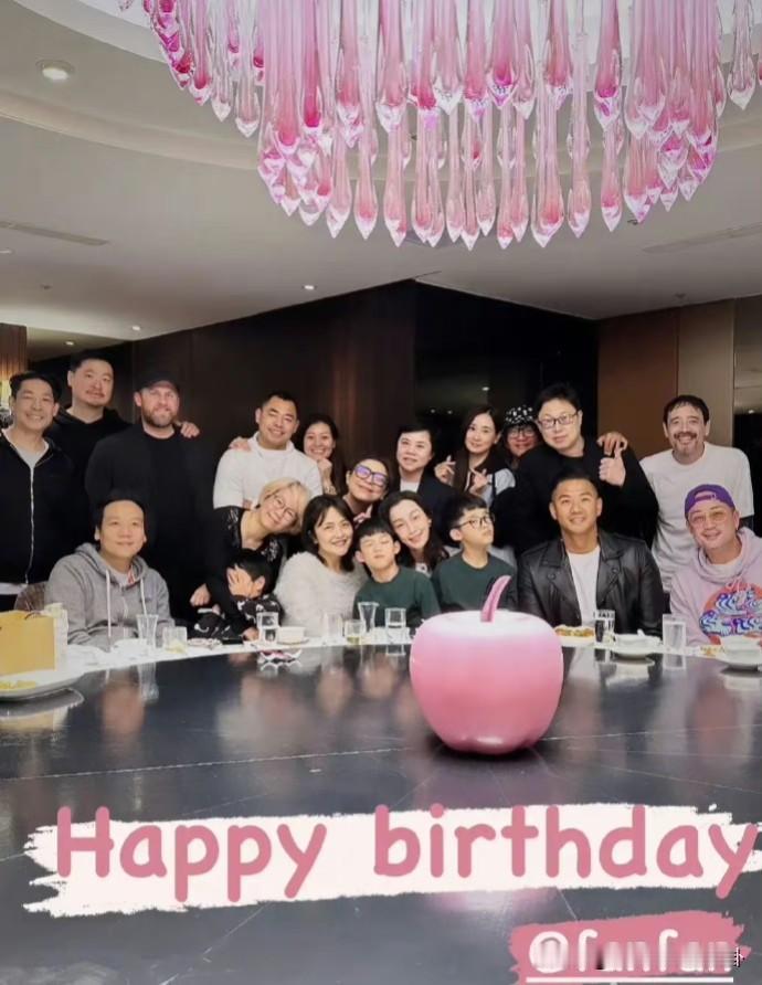 范玮琪48岁生日聚会，大小S、阿雅、范晓萱、Makiyo 、吴佩慈都没有现身！