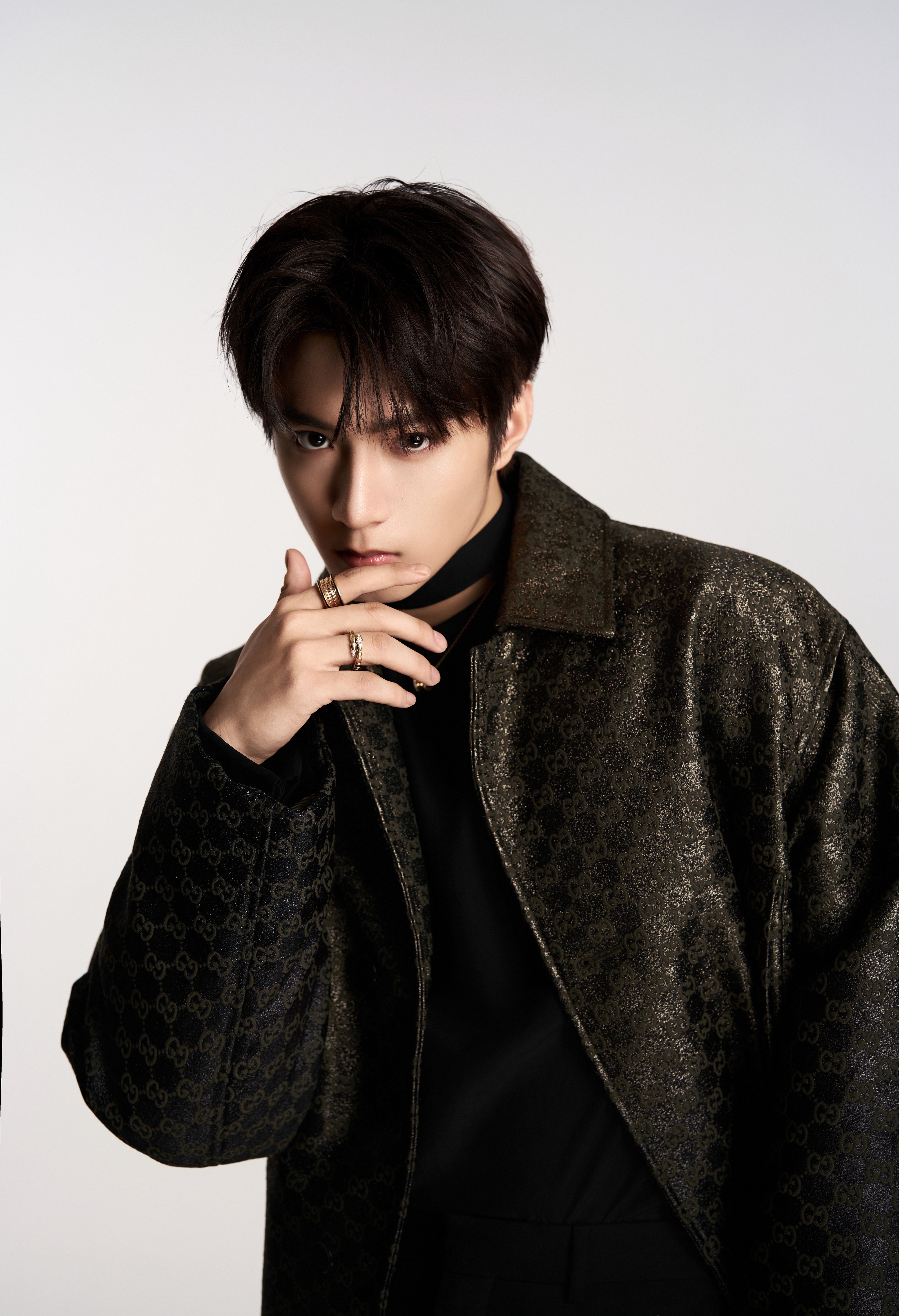 刘耀文 × 「宇宙闪烁请注意」综艺发布会造型大片，身穿 GUCCI 暗纹Logo