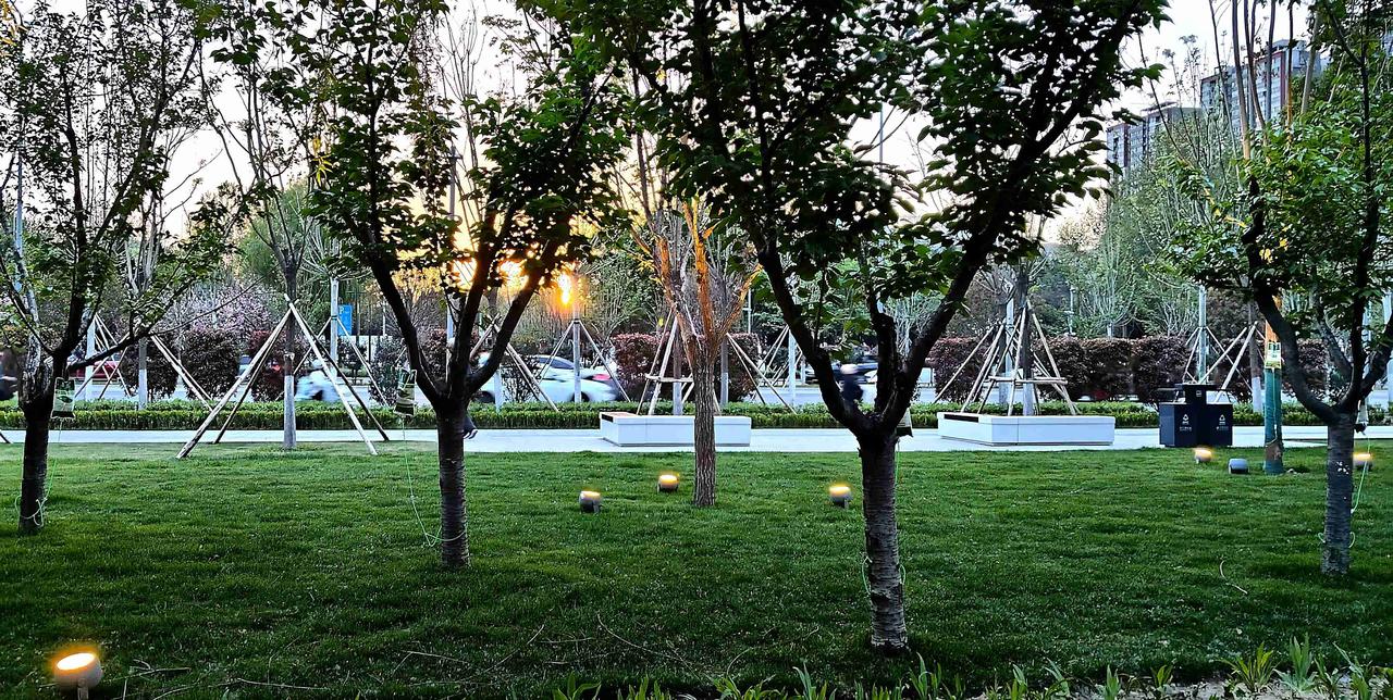 我的今日状态：😁轻松愉快。在新建广场拍到了一抹夕阳。
我这里的天气：☀️晴天