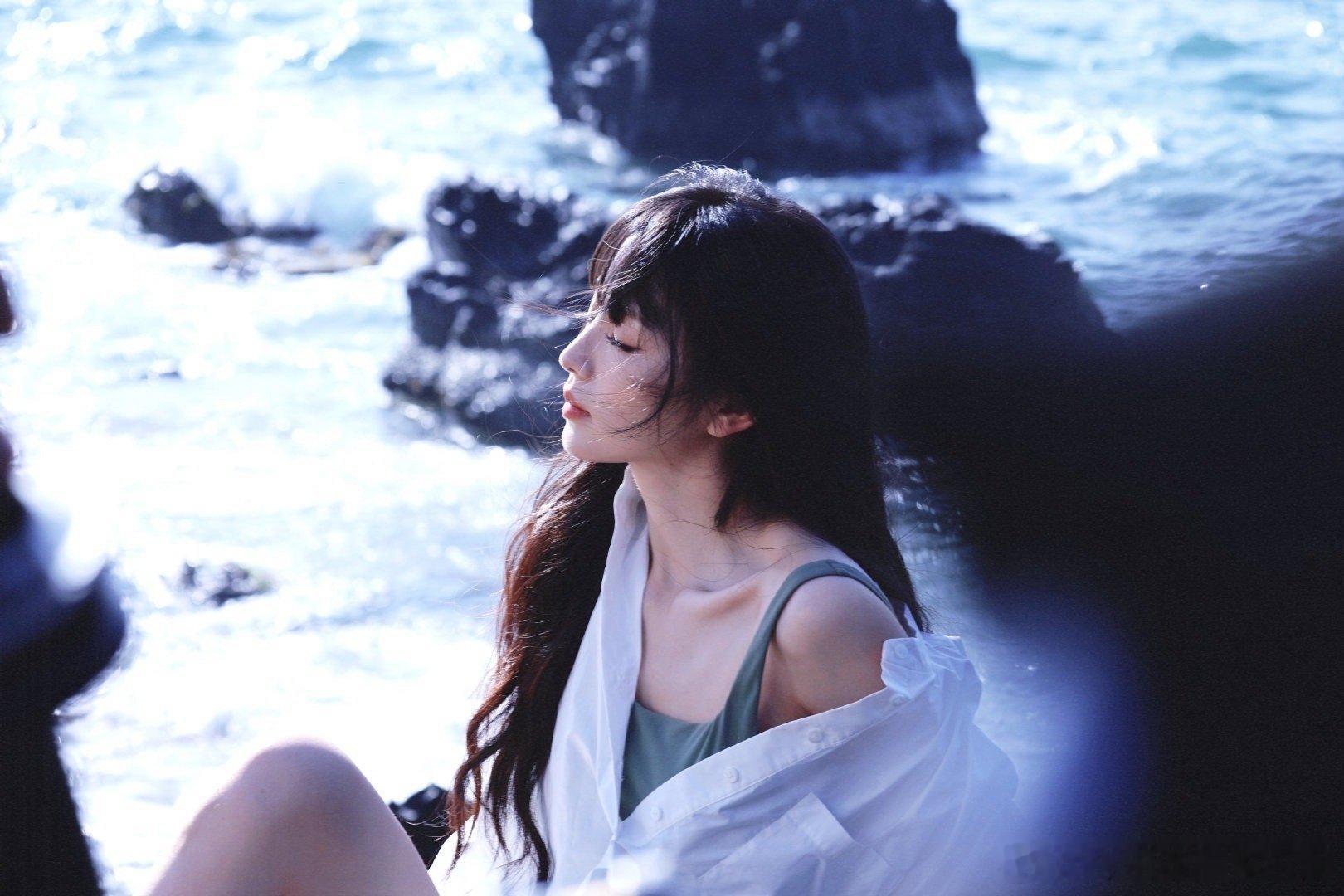 田曦薇初恋白月光既视感田曦薇的海边白衬衫造型太绝了！夏日、海边、少女，所有元素完
