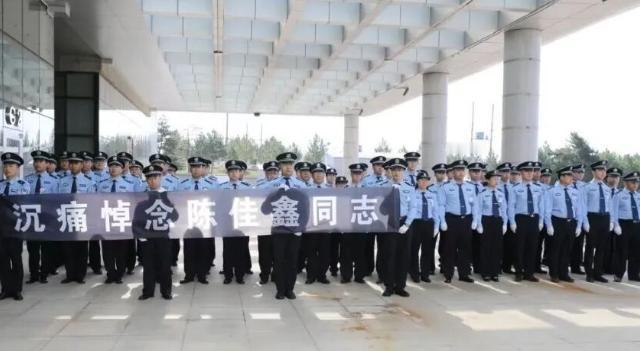 内蒙古包头，96年女副所长纵身跃出高楼窗户，身后同事伸手去拉没拉住……监控里那最