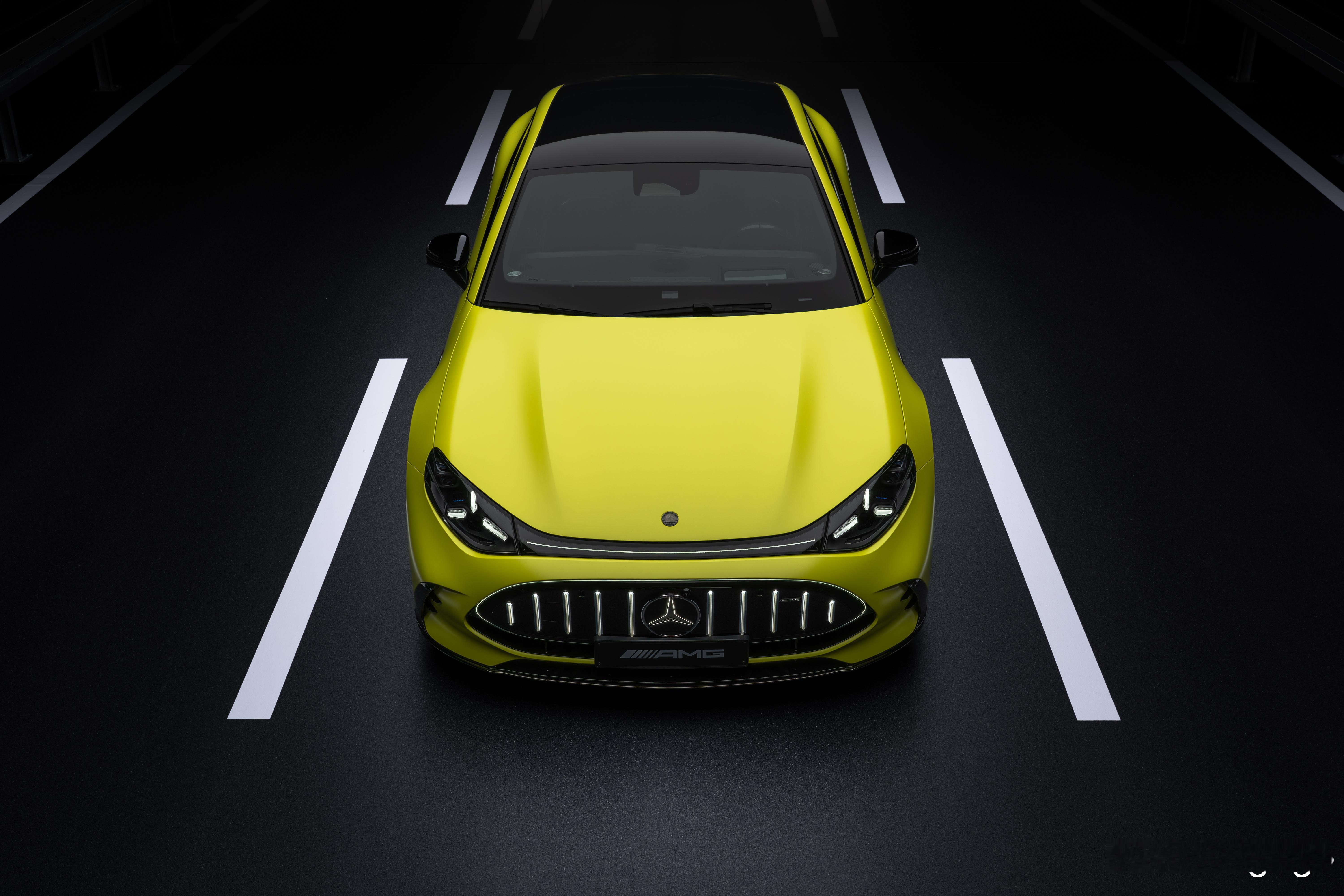 好吧，全新的AMG GT 四门跑车来了，技术还是很牛逼的，至于设计….留给你们来