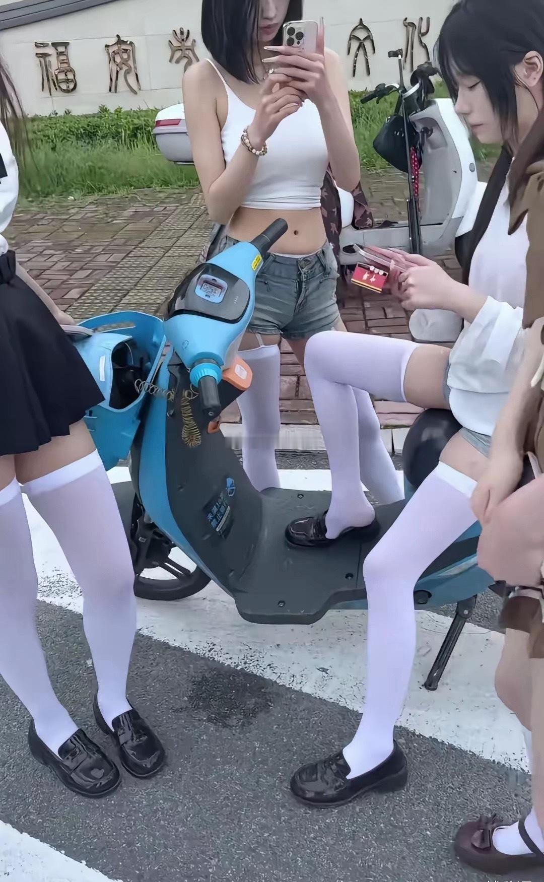 这种穿搭算不算是精神小妹啊？ 