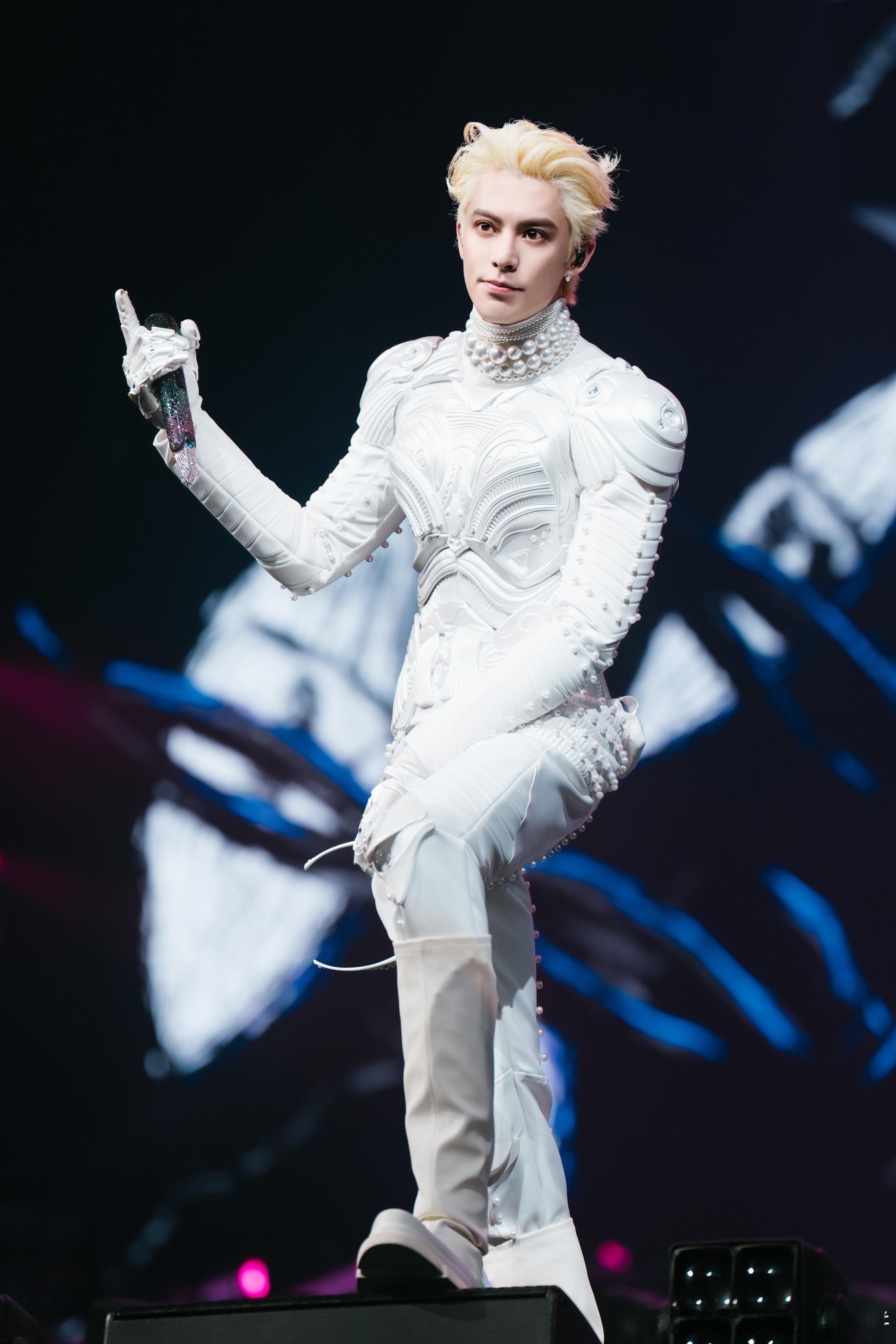 王鹤棣今晚演唱会工作室出图，谁定制的的机器人帅哥王鹤棣演唱会