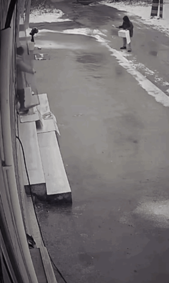 小心翼翼摔了个倒栽葱，原谅我不厚道地笑出了声！