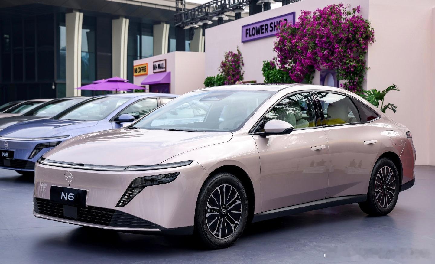 百万级后排大沙发要让在车里也能享受到居家的舒适感，只能说天籁这一波真的真的很懂男