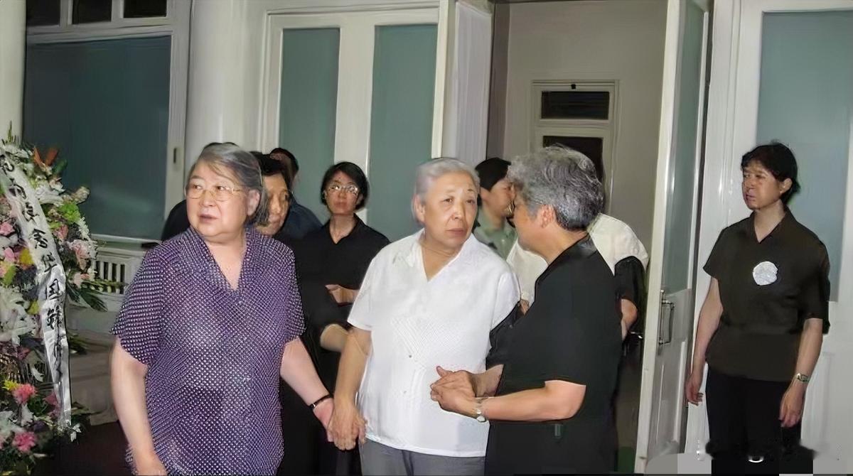 2008年8月20日，华国锋同志不幸逝世。噩耗传出后，举国沉浸在悲痛之中，各界人